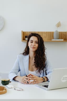 Emma - Senior HR Director